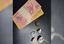 Após denúncia, Polícia Militar prende dois homens de posse de cocaína e maconha