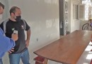 Migueloestino fabrica sofás que viram mesas e comportam até carregador de celular; Veja
