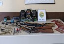 Um homem é detido com armas e munições após forças policiais cumprirem mandados de busca e apreensão