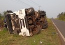 Caminhão tomba na BR-163 e motorista fica ferido