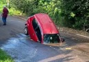 Carro com criança de 2 anos dentro é engolido por cratera no Paraná
