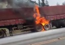 Carreta fica parcialmente destruída após incêndio na BR 282