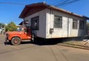 Casa é transportada inteira e ‘estacionada’ em novo terreno no Paraná