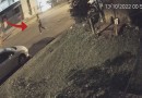 Câmera de segurança flagra homem pulando o portão e ateando fogo em veículo