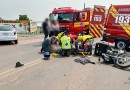 Motociclista é socorrido após colisão com carro