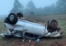 Três jovens ficam feridos após carro capotar na PRC-158