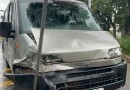 Acidente entre Van e carro deixa mulher ferida