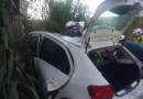 Duas mulheres e três crianças ficam feridas após carro sair da pista e colidir contra árvore na PR 158