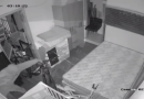 Ladrão quebra vidraça de estabelecimento e furta bicicleta durante a madrugada