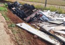 Capotamento de carreta deixa dois feridos na BR-163