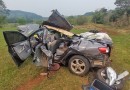 Veículo sai da pista, capota por diversas vezes e fica totalmente destruído na BR-163