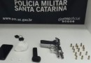 Homem é preso com arma de fogo e drogas após tentar atropelar policiais em abordagem