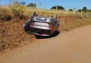 Capotamento de veículo deixa mulher ferida