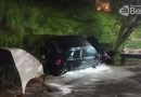 Homem fica ferido após carro bater em caminhão e despencar de barranco, no trevo do Alvorada