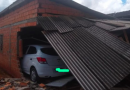 Criança é atropelada ao ter casa invadida por carro em Chapecó