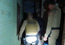 Homem tenta se esconder dentro de churrasqueira, mas é localizado e preso pela PM