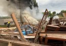 Incêndio destrói depósito de pneus