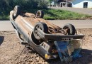 Veículo capota após colisão no trecho de acesso ao Porto Seco