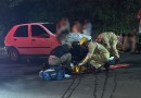 Dois ficam feridos após moto em que estavam ser atingida e arrastada por carro; motorista foi detido