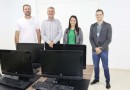 Sicoob São Miguel realiza doação de quatro computadores para o Departamento Municipal de Educação