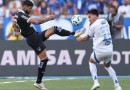 Cruzeiro vence o Botafogo e cola na liderança do Brasileirão