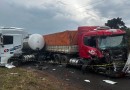 Colisão envolvendo três caminhões deixa uma vítima encarcerada no Oeste de SC