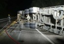 Carreta tomba e mobiliza Corpo de Bombeiros na BR-282
