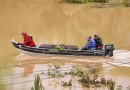Barco é usado para transportar corpo até cemitério durante enchente