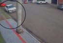 Motociclista bate em carro estacionado e foge; câmeras registram acidente