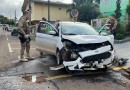 Foragido da Justiça é preso após furtar carro e colidir com viatura da PM
