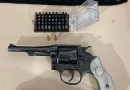 Adolescente é detido após postar foto com arma nas redes sociais
