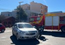 Acidente entre carro e motoneta deixa mulher ferida no centro