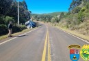 Condutor dorme ao volante e tomba caminhão na PR-449