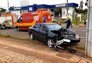 Condutor foge após colidir automóvel em poste