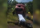Motorista é levada ao hospital após capotar veículo