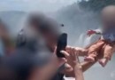 Homem ergue bebê sobre grade em mirante das Cataratas do Iguaçu para tirar foto