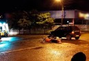 Jovem fica ferido em colisão entre moto e carro no centro