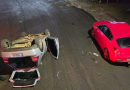 Carro bate em veículo estacionado e capota em avenida de SC