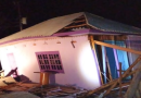 Casa é “arrancada” pelo vento e cai sobre veículo em Barra Bonita