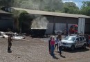Bombeiros combatem incêndio em empresa