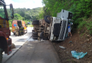 Caminhoneiro é encaminhado ao hospital após tombamento de veículo na BR-282
