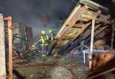 Imóvel desabitado fica destruído após pegar fogo