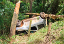 Motorista é ejetada e fica com a cabeça presa embaixo de carro após capotamento em SC