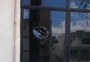 Homem atira pedra em vidro do Fórum de Xaxim para ser preso, relata PM