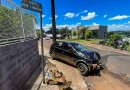 Mulher fica ferida em colisão entre carro e caminhão