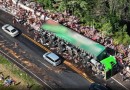 Caminhão com carreta carregada com energético e whisky tomba e carga é saqueada