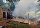 Residência fica destruída após pegar fogo