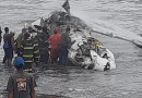 Avião de pequeno porte cai em praia de SP