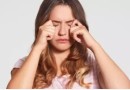 Coçar os olhos pode levar à doença grave; veja qual