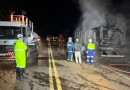 Incêndio destrói carreta carregada com 35 toneladas de soja